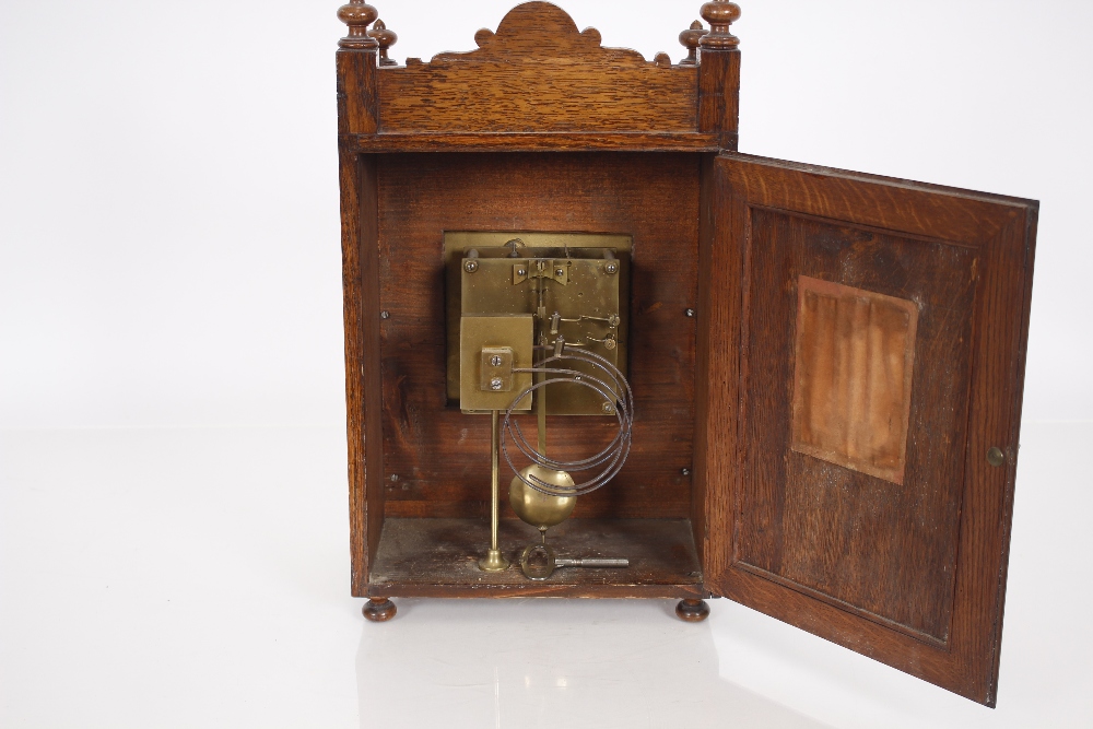 A late Victorian oak cased bracket clock, the eight day movement striking the hours and the quarters - Bild 4 aus 5