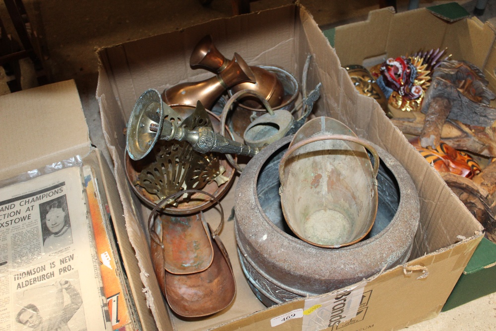 A box of miscellaneous copper and brass ware to in