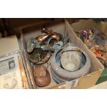 A box of miscellaneous copper and brass ware to in