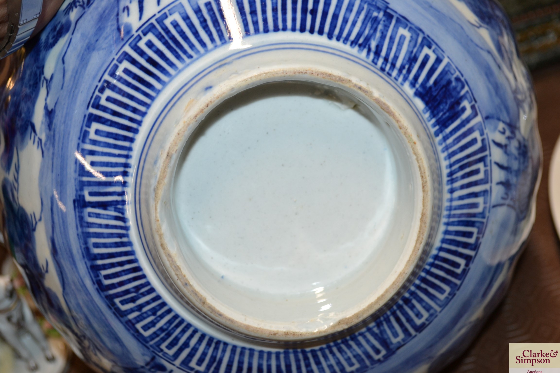 A Japanese blue and white scallop bordered bowl - Bild 3 aus 3