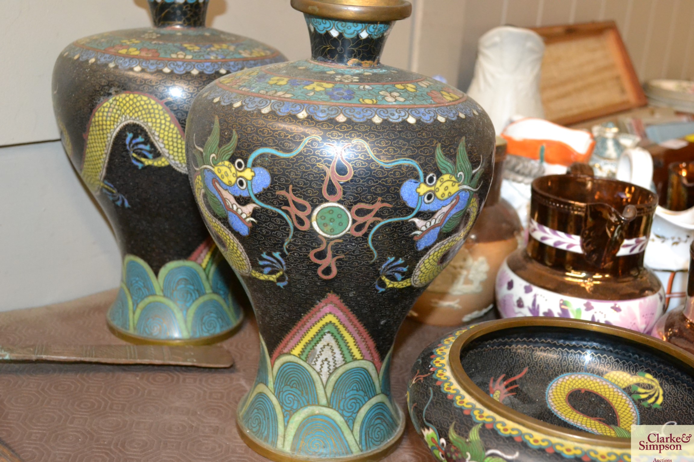 A pair of cloisonné baluster vases with dragon dec - Bild 3 aus 4