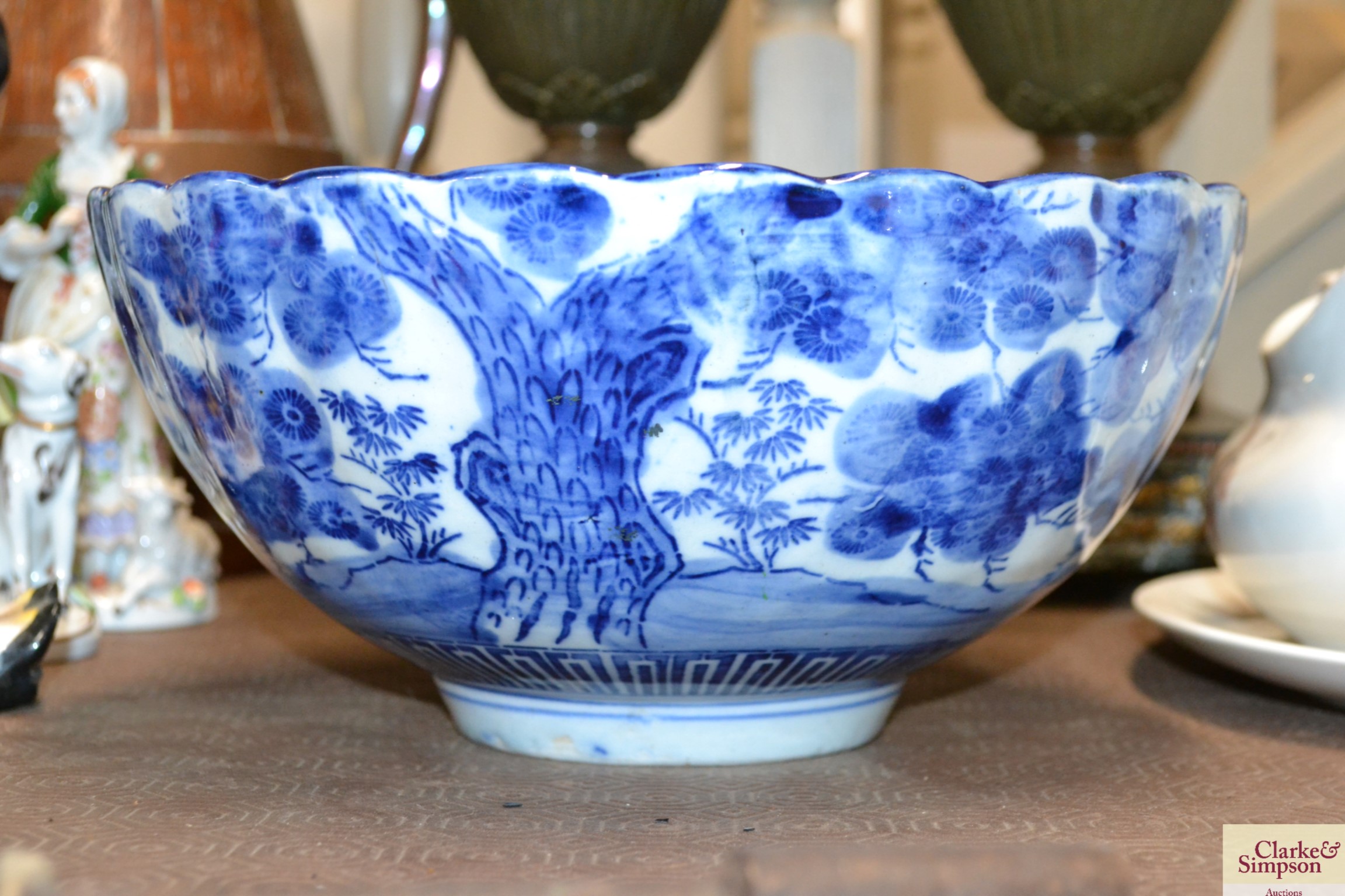 A Japanese blue and white scallop bordered bowl - Bild 2 aus 3