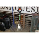A stainless steel border fork and spade (TS-33)