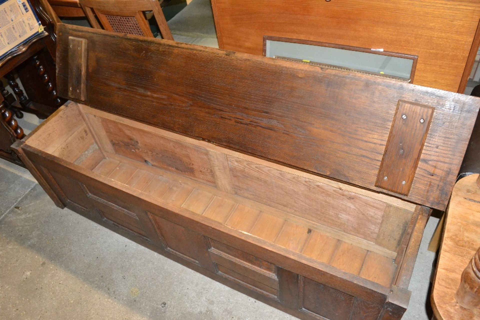 An oak panelled storage box of narrow proportions - Image 2 of 3