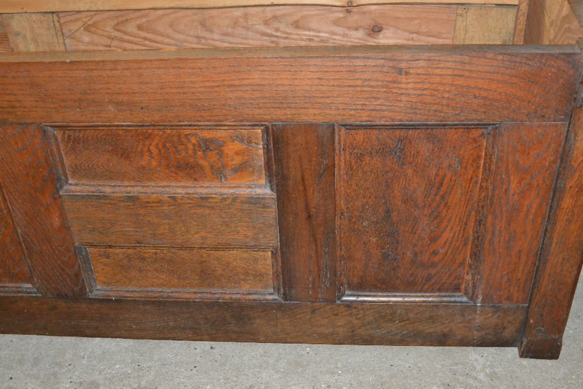An oak panelled storage box of narrow proportions - Image 3 of 3