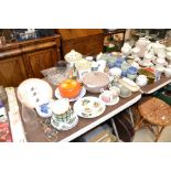 A collection of various decorative pottery to incl