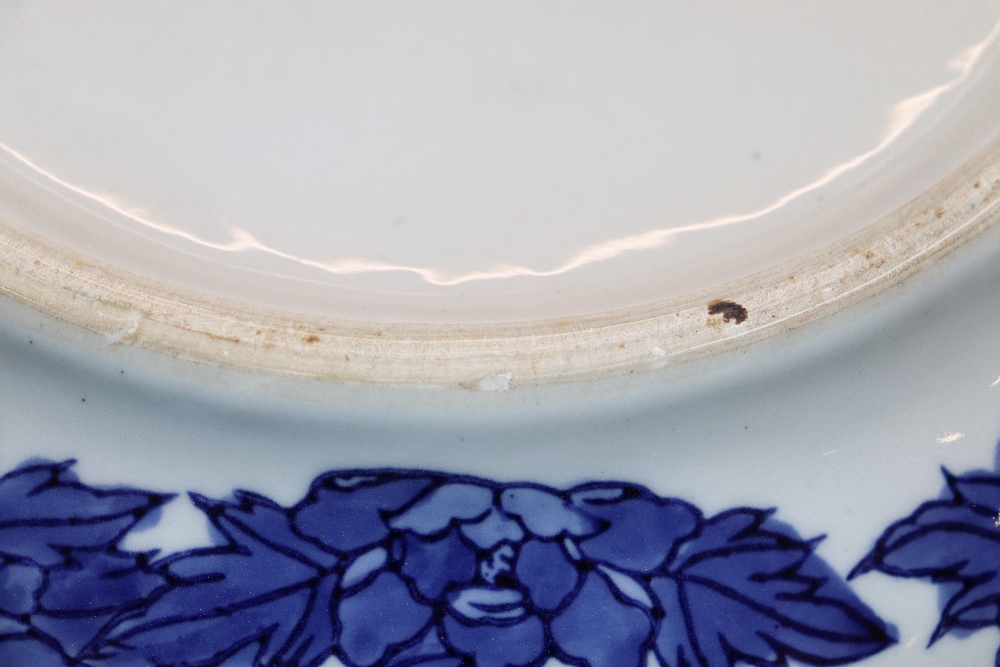 A 19th Century Chinese blue and white circular bowl and cover, 27cm - Image 9 of 11