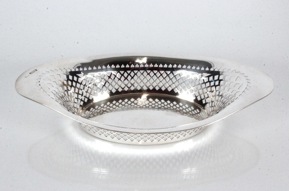 An Edwardian oval silver bread basket, pierced borders, Sheffield 1908, 34cm, 10ozs