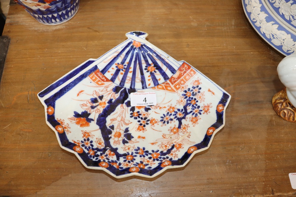 An Imari fan shaped dish, 27cm; and an Imari vase and cover, 34cm high (2) - Image 2 of 12