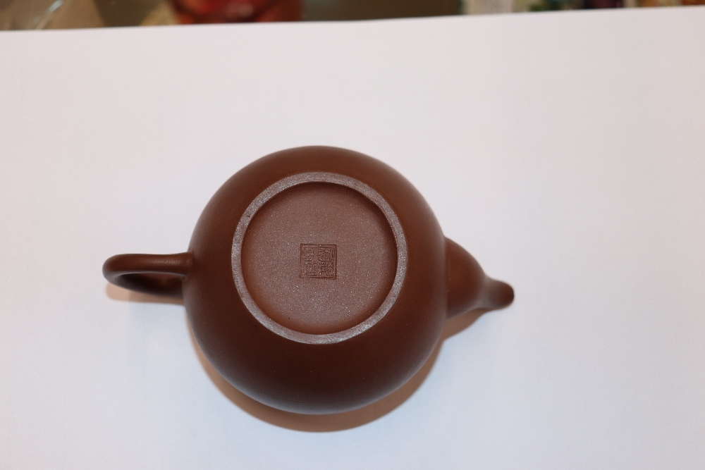 A small Chinese yxing terracotta teapot, seal mark - Image 4 of 6