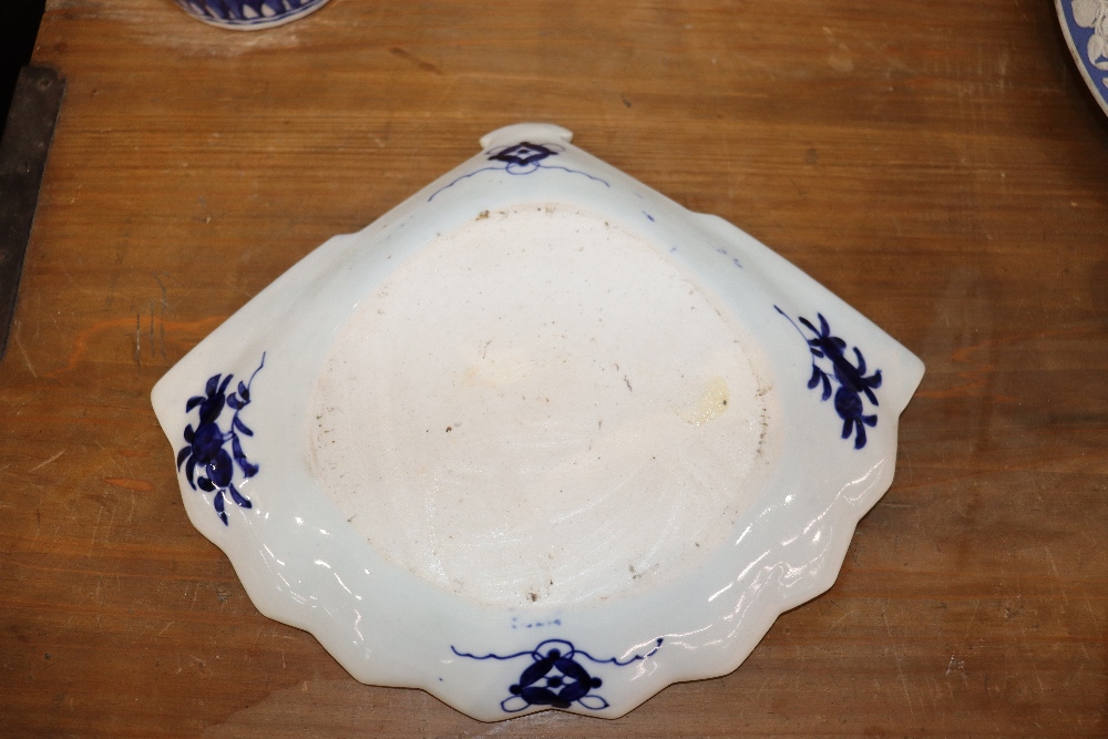 An Imari fan shaped dish, 27cm; and an Imari vase and cover, 34cm high (2) - Image 3 of 12