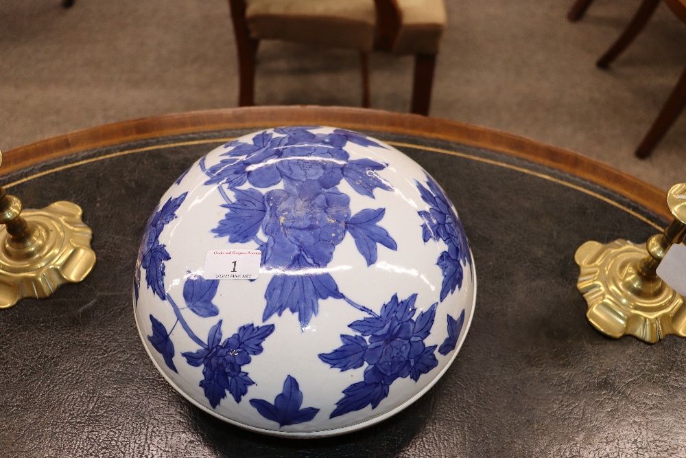 A 19th Century Chinese blue and white circular bowl and cover, 27cm - Image 2 of 11