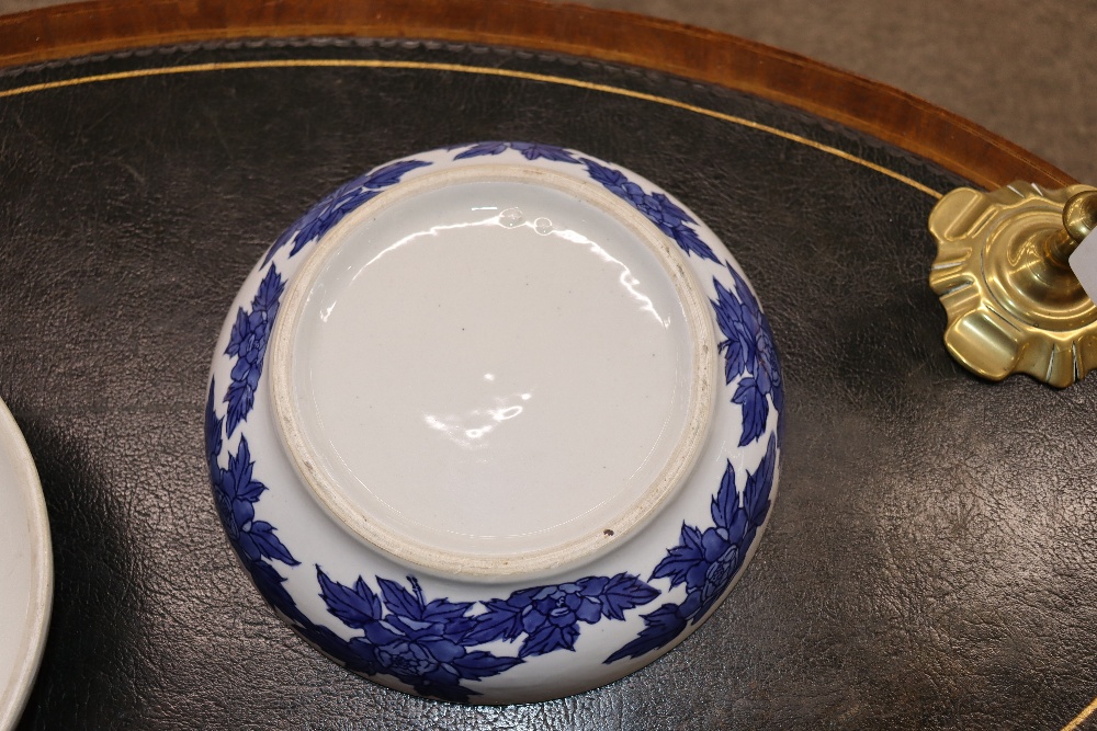 A 19th Century Chinese blue and white circular bowl and cover, 27cm - Image 8 of 11