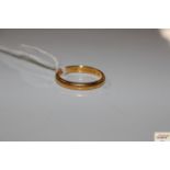 A 22ct gold wedding band approx. 3.6g