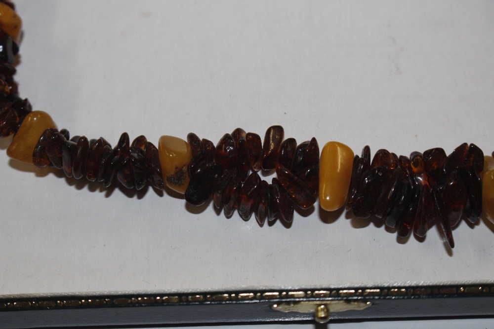 An amber bead necklace - Bild 2 aus 2