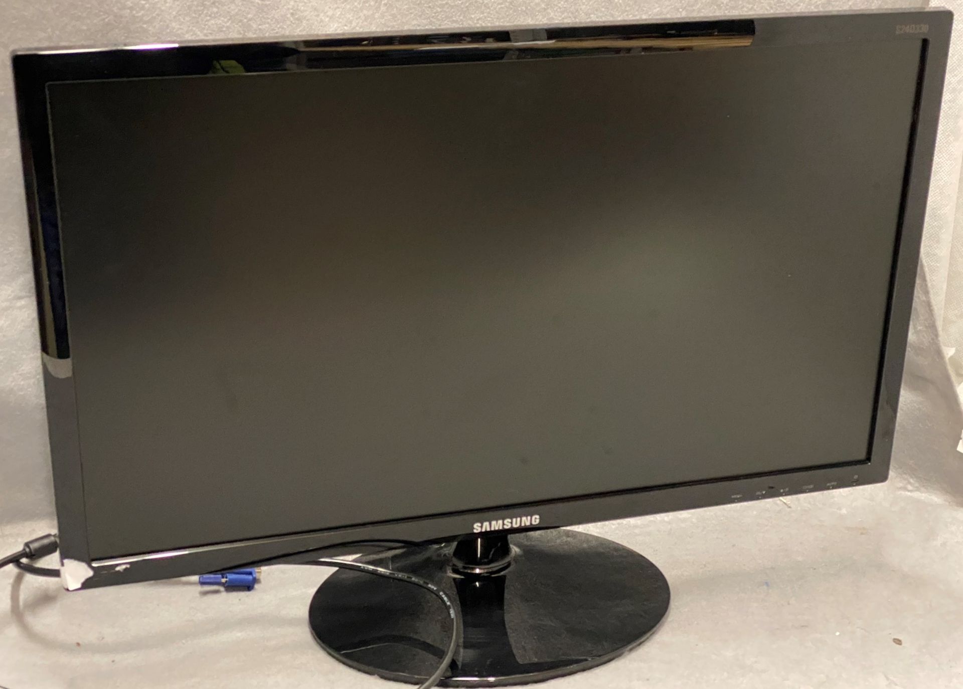 Samsung 24" free standing computer monitor on oval base,