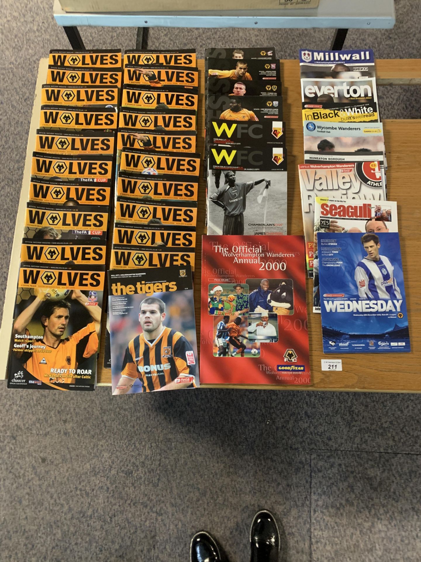 A quantity of miscellaneous football programmes and magazines. - Image 5 of 5