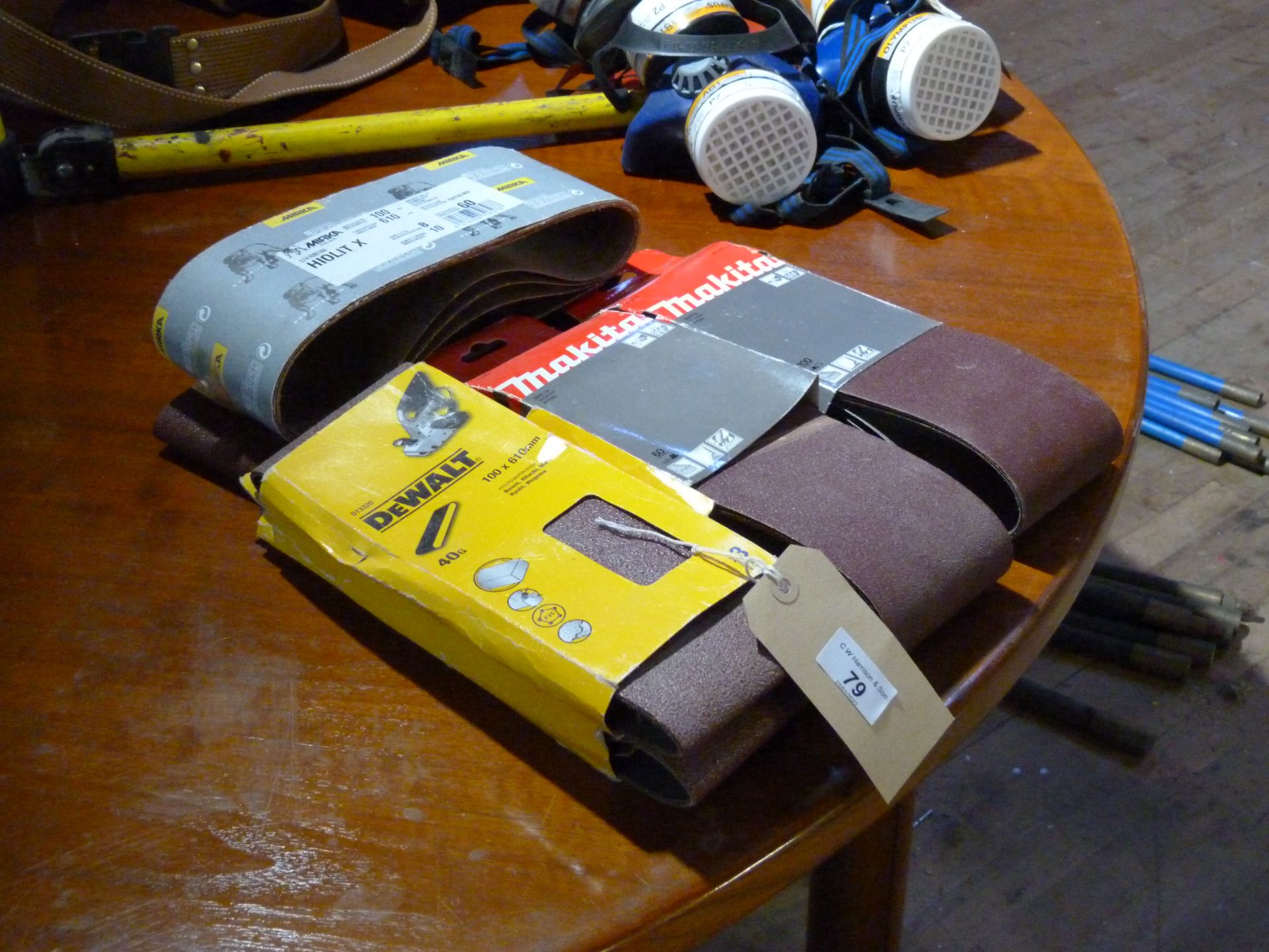 Quantity of 100 x 610mm sanding belts - various textures