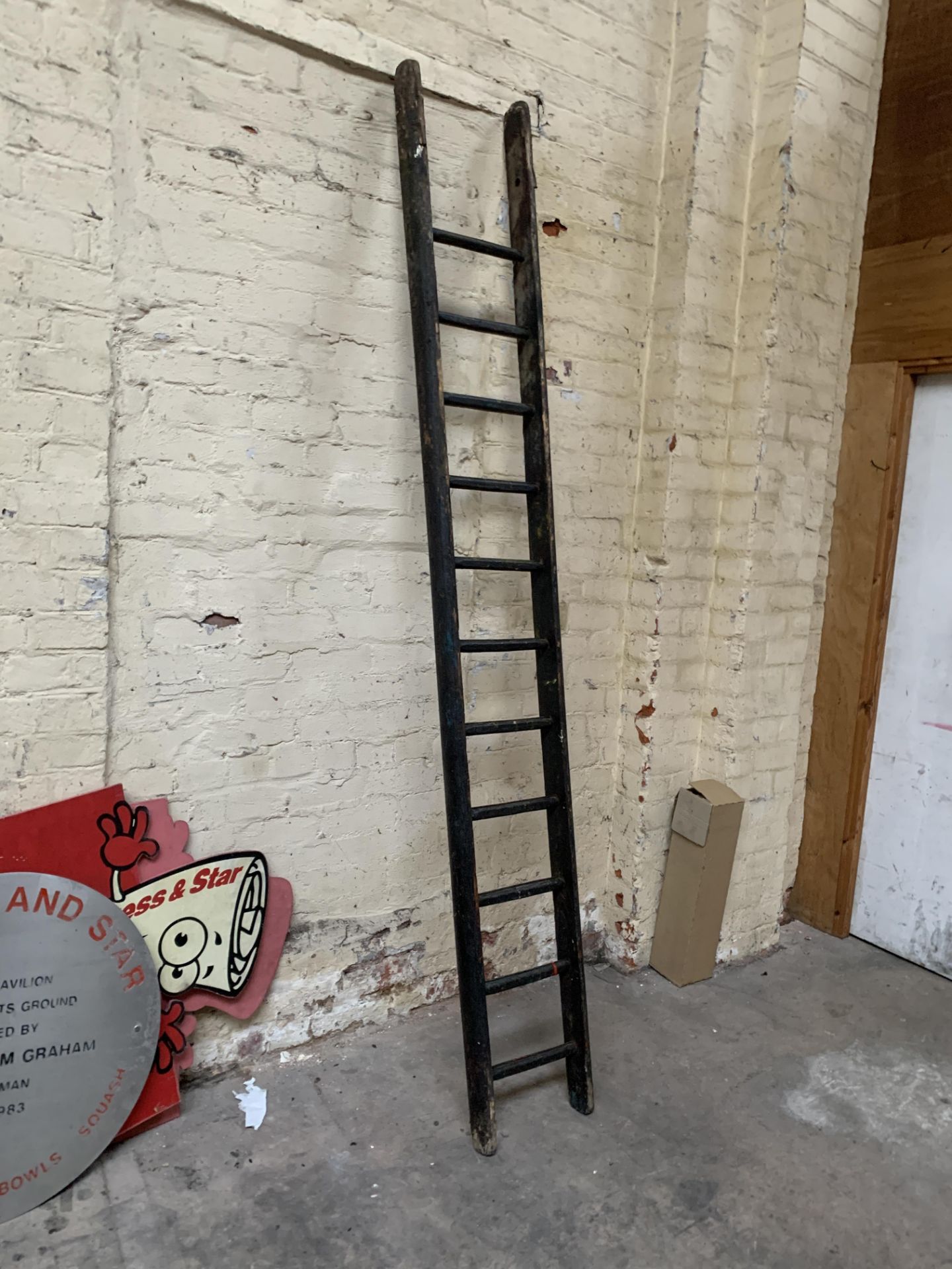 An eleven rung wooden ladder - Image 2 of 3