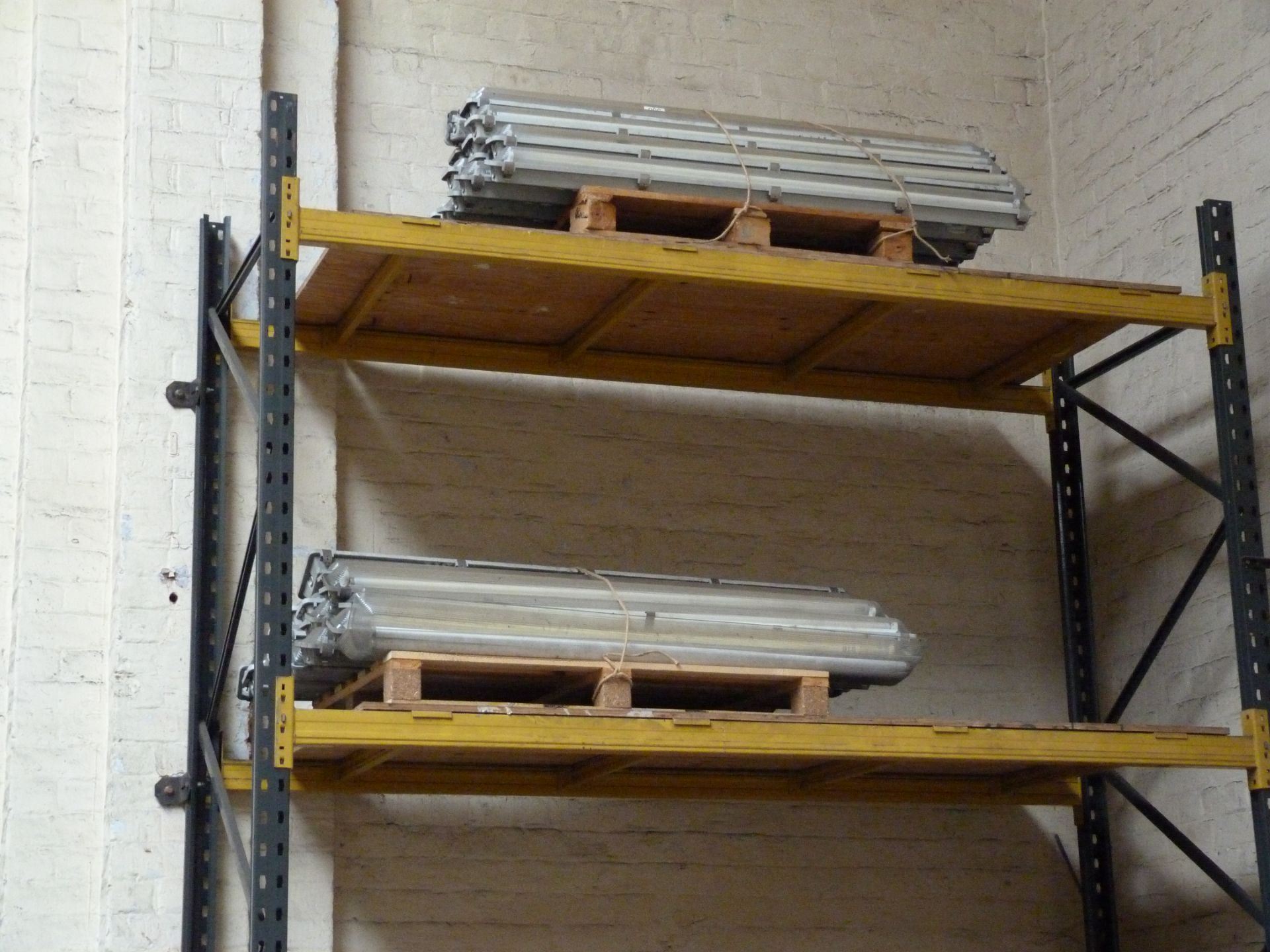 Four pallets of used light fittings