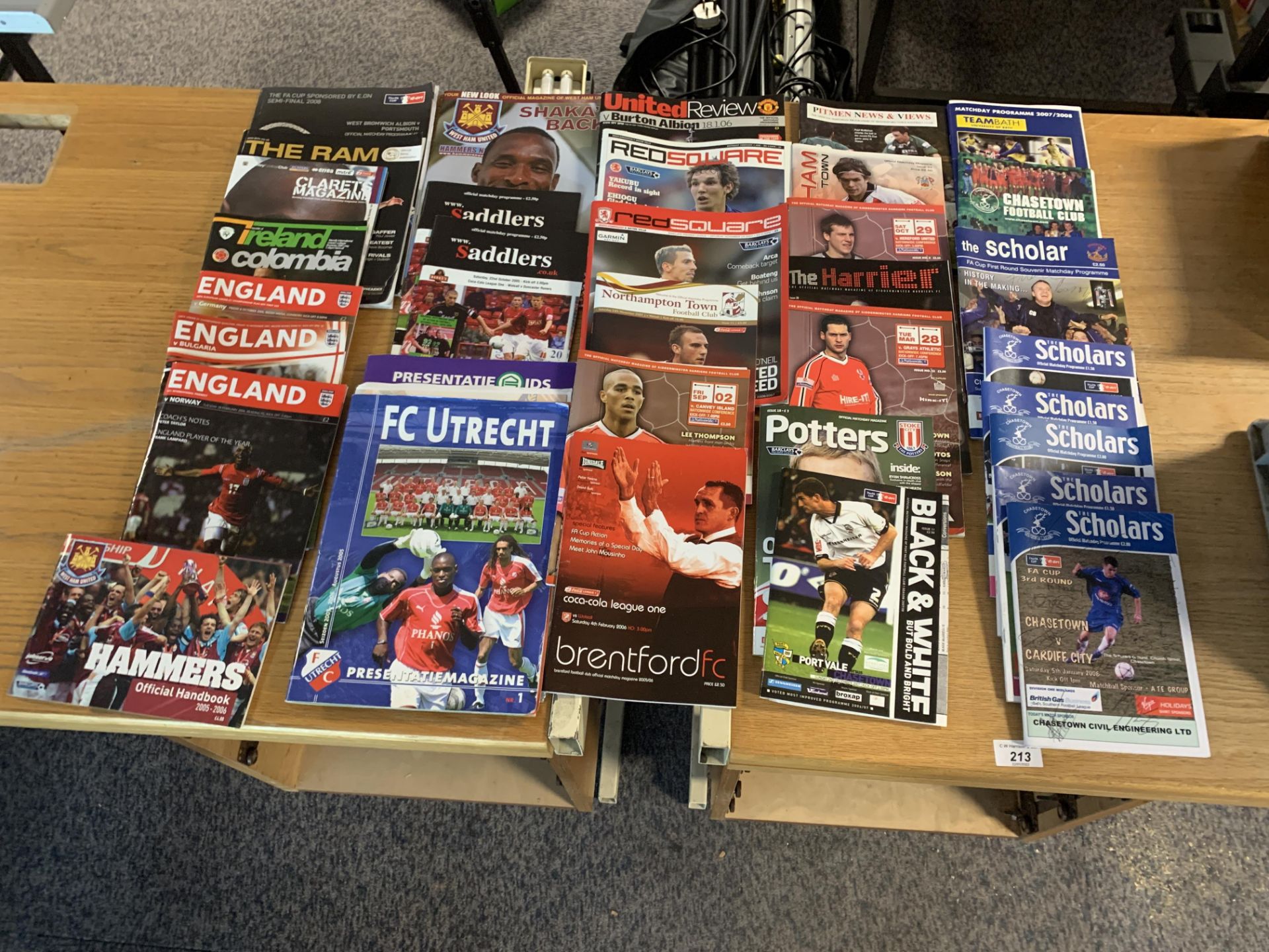 A quantity of miscellaneous football programmes and magazines. - Image 2 of 5