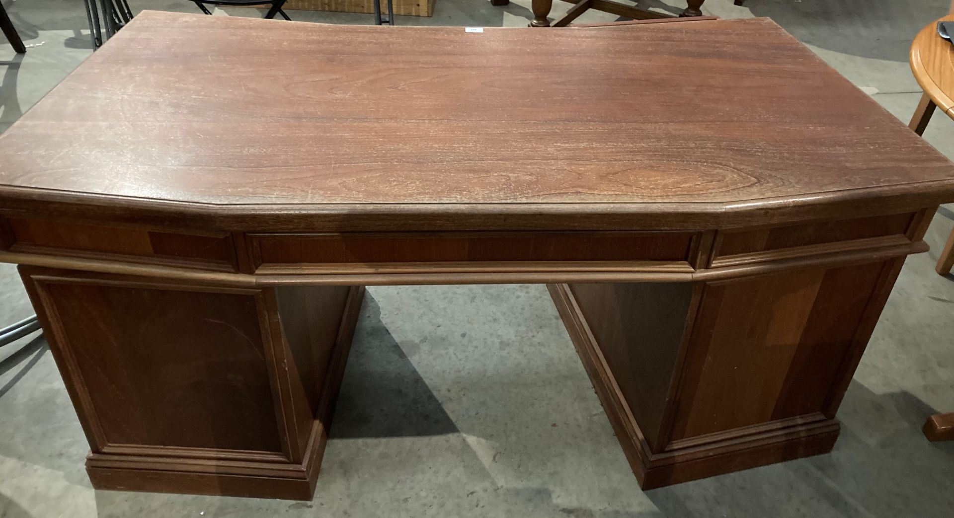 A mahogany shaped top twin pedestal eight drawer desk 150 x 68cm - Image 3 of 4