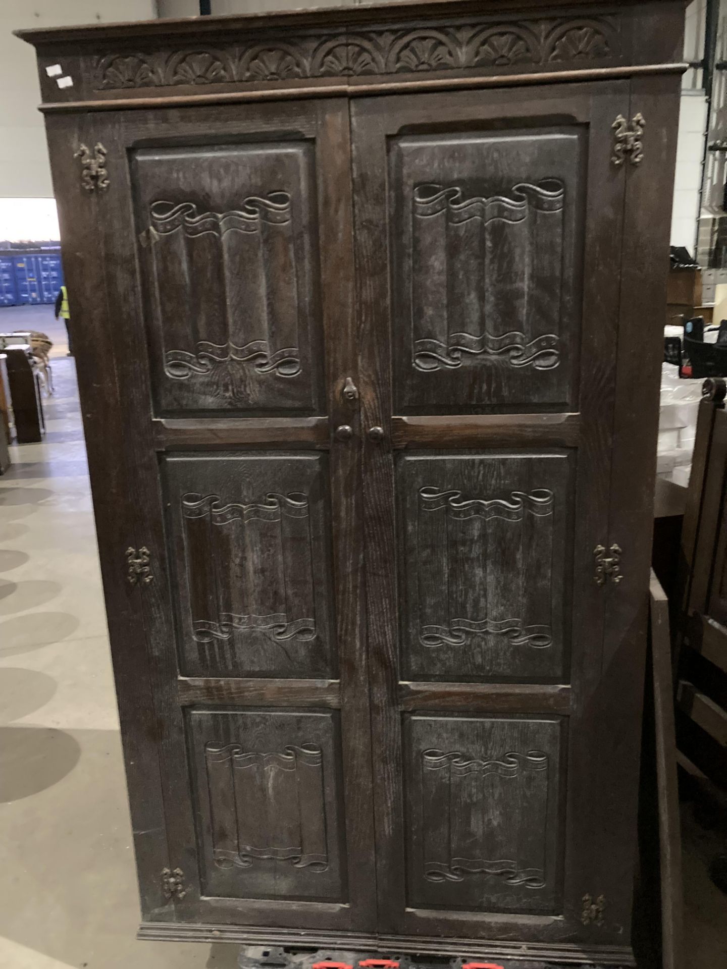 A dark oak carved four piece bedroom suite with linen fold panels comprising two door wardrobe - Image 3 of 4