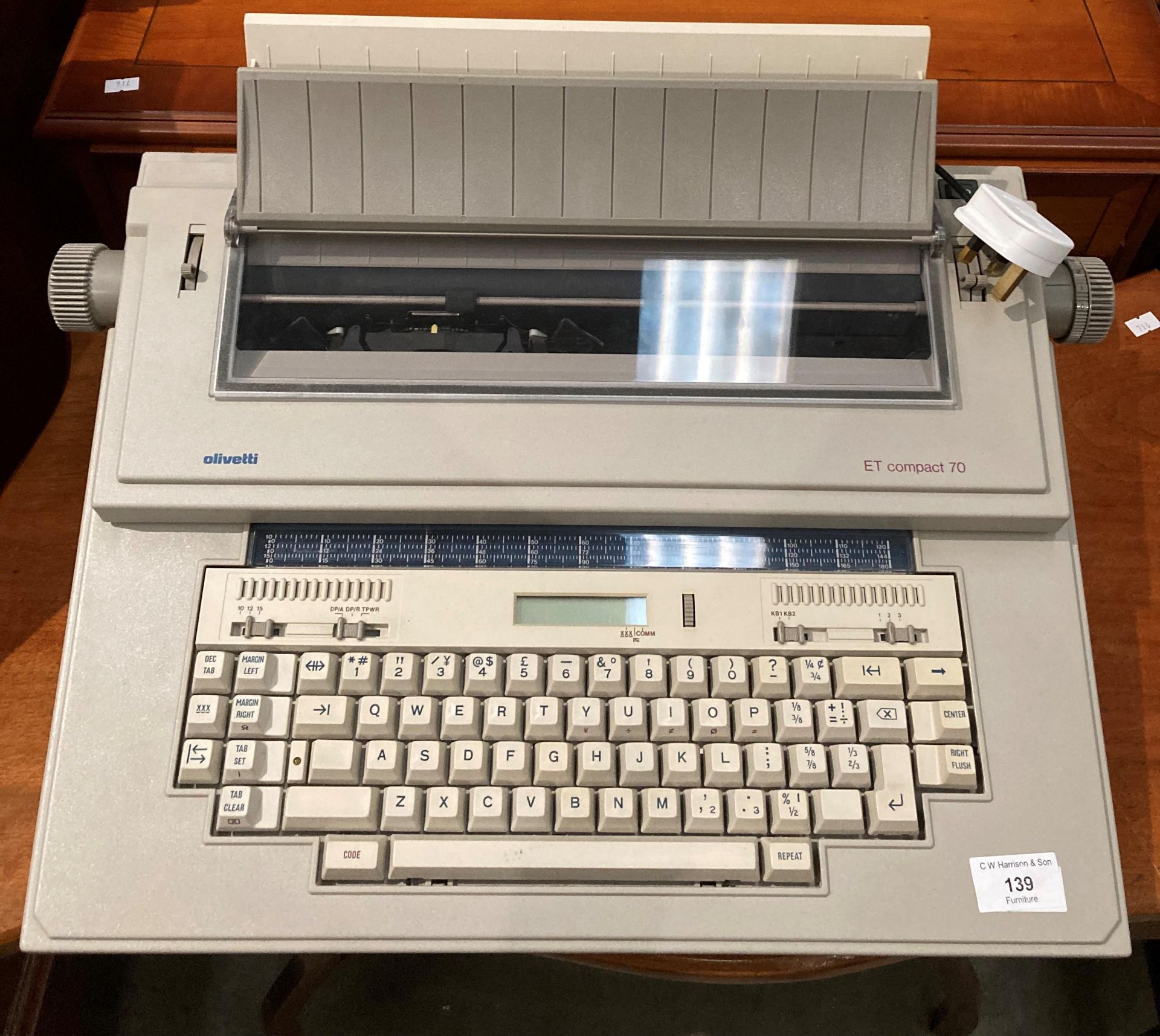 An Olivetti ET Compact 70 electronic typewriter with cover - Image 2 of 2