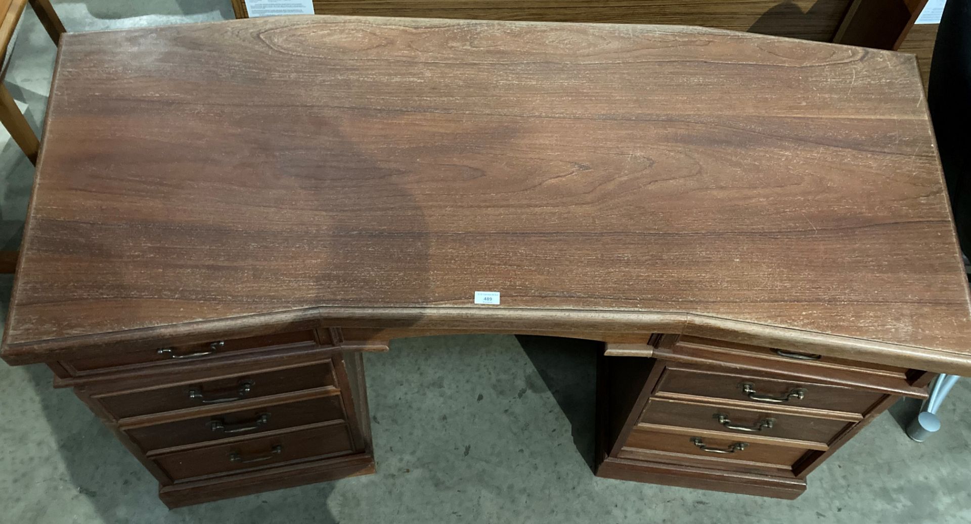 A mahogany shaped top twin pedestal eight drawer desk 150 x 68cm - Image 4 of 4