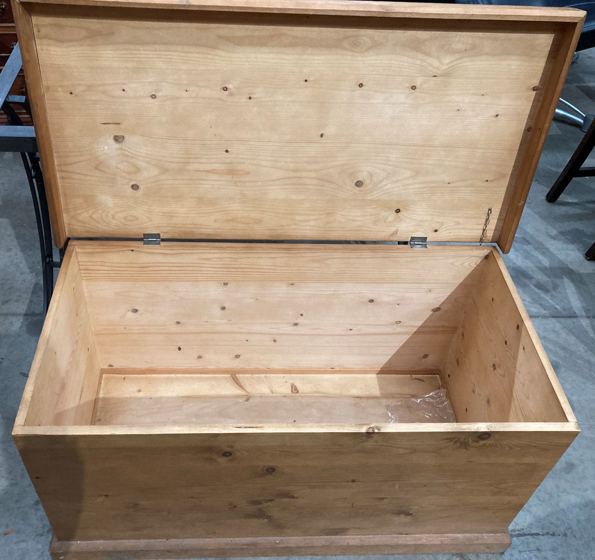 A pine blanket box, - Image 2 of 2