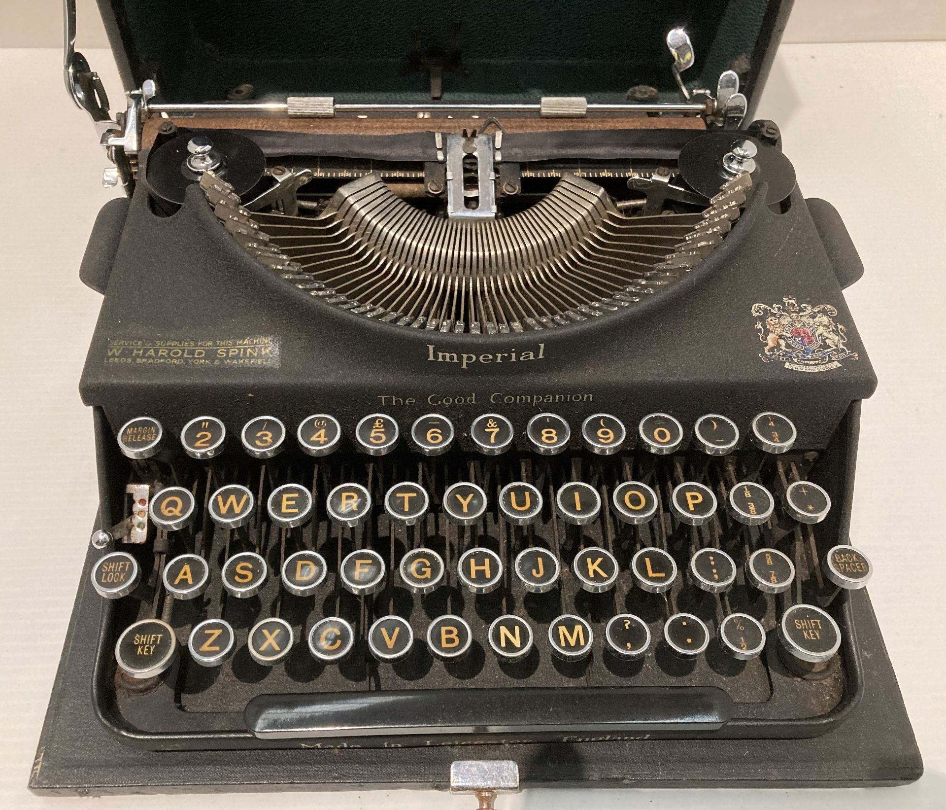 An Imperial Good Companion portable typewriter in carrying case - Image 2 of 3