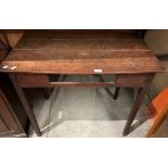 An oak side table - lacks centre drawer,