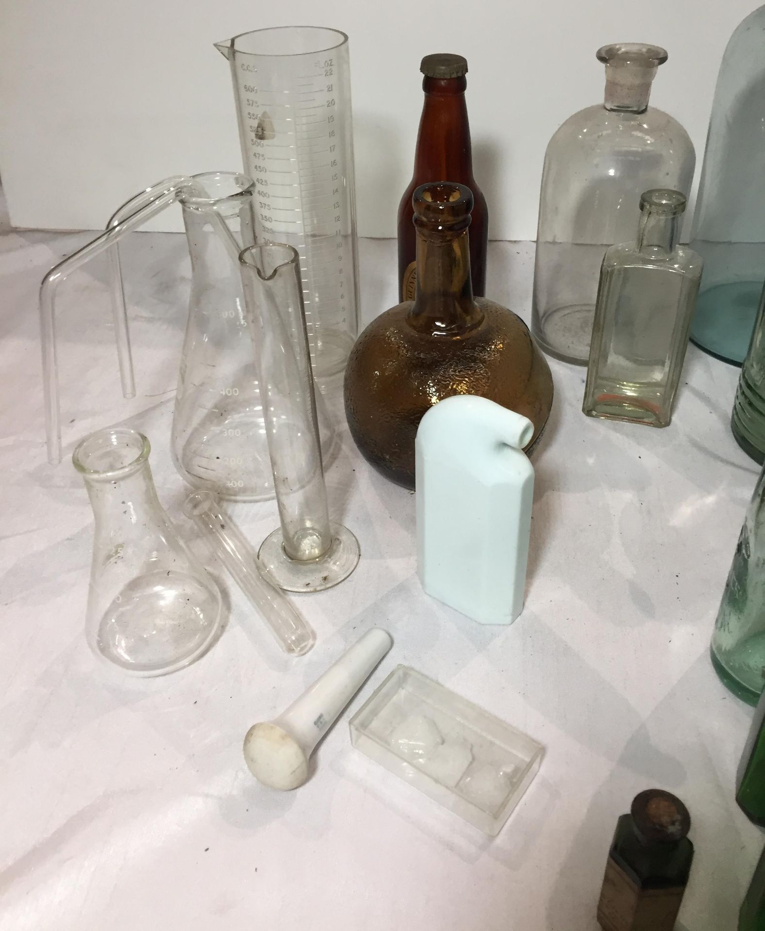 A plastic box and contents - 30+ collection of Chemist glassware including 9 blue bottles, - Image 4 of 4