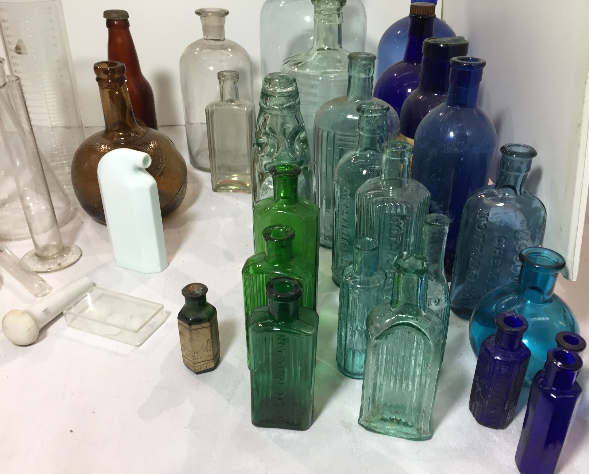 A plastic box and contents - 30+ collection of Chemist glassware including 9 blue bottles, - Image 2 of 4