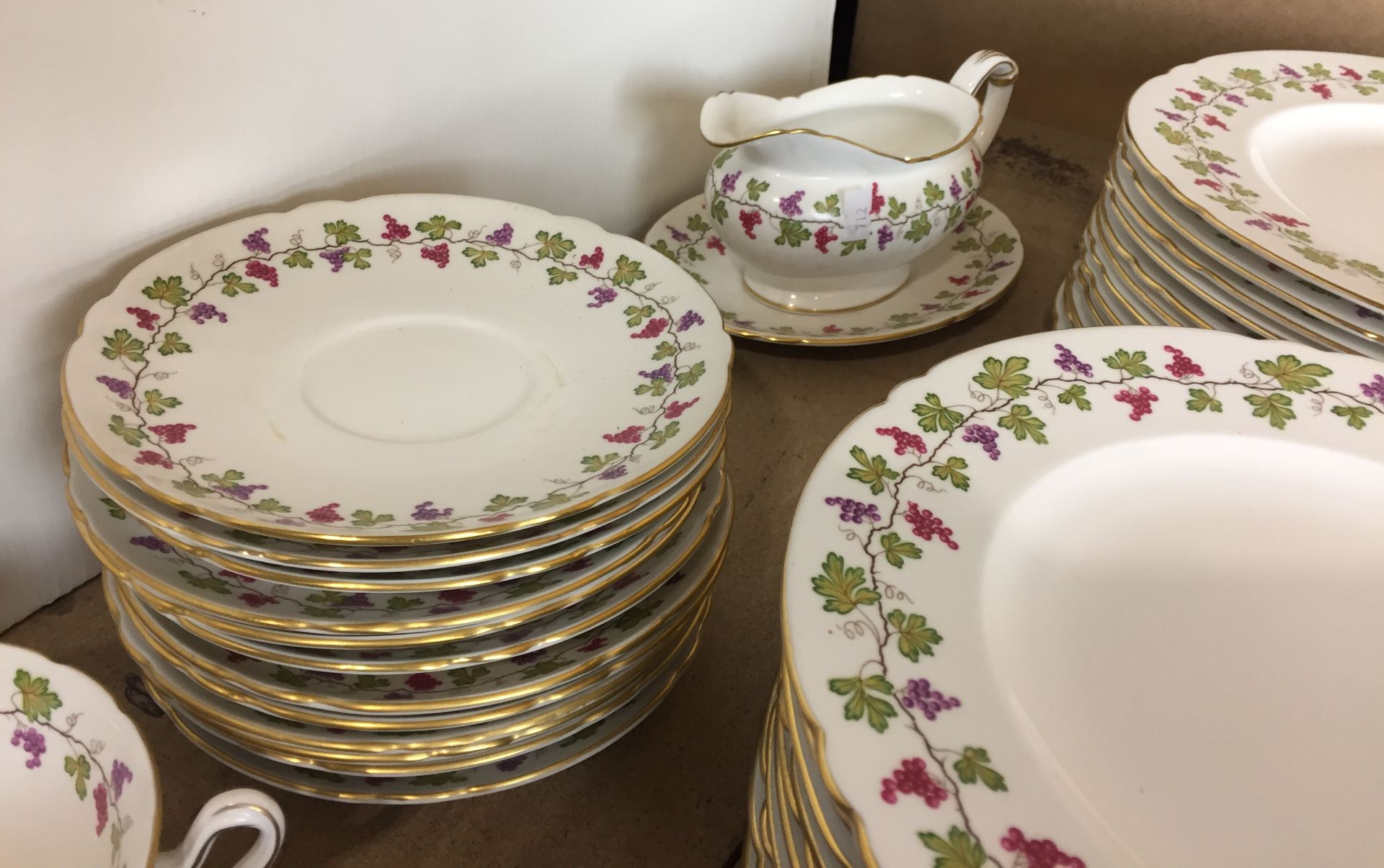 62 pieces Shelley Wine Grape 13698 china dinner service comprising 12 x 5-piece place settings + - Image 3 of 4