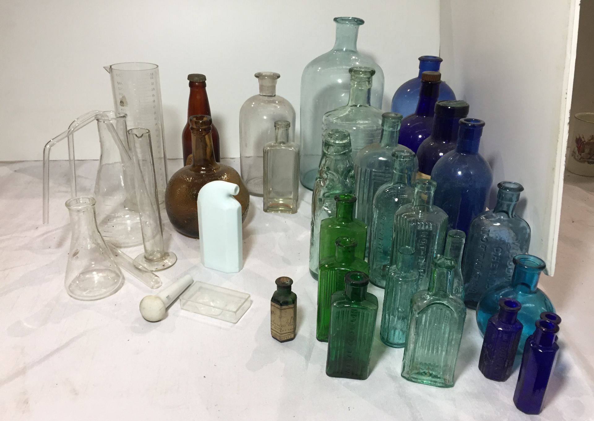 A plastic box and contents - 30+ collection of Chemist glassware including 9 blue bottles, - Image 3 of 4