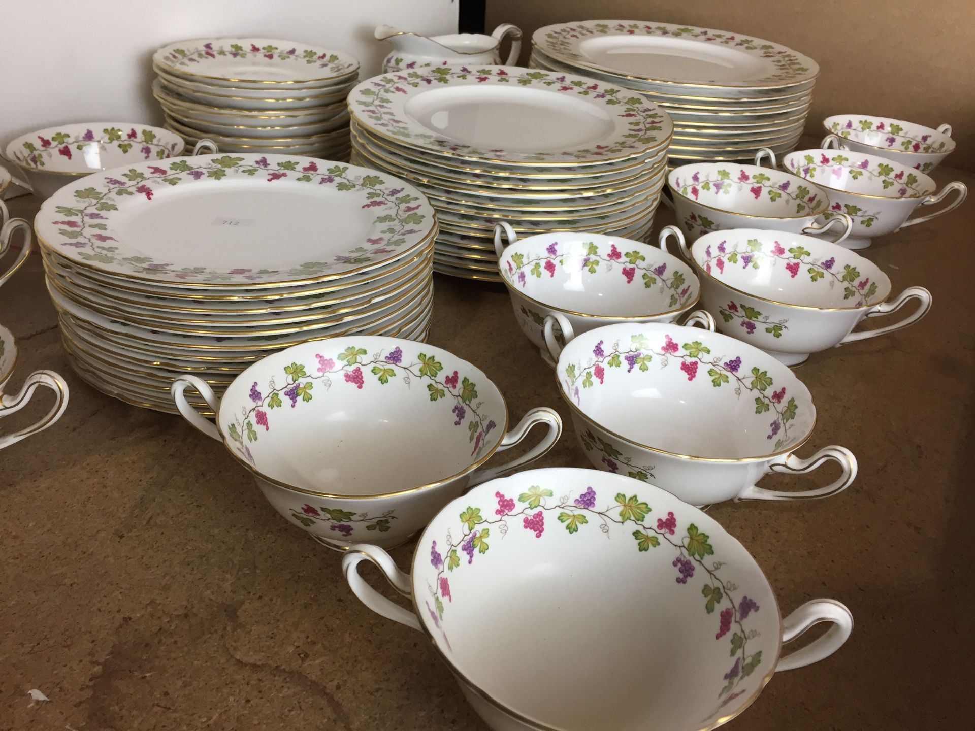 62 pieces Shelley Wine Grape 13698 china dinner service comprising 12 x 5-piece place settings + - Image 4 of 4