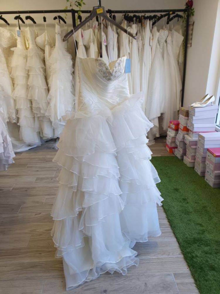 Wedding Dresses, Bridal Accessories and Shop Fittings (Goole area)