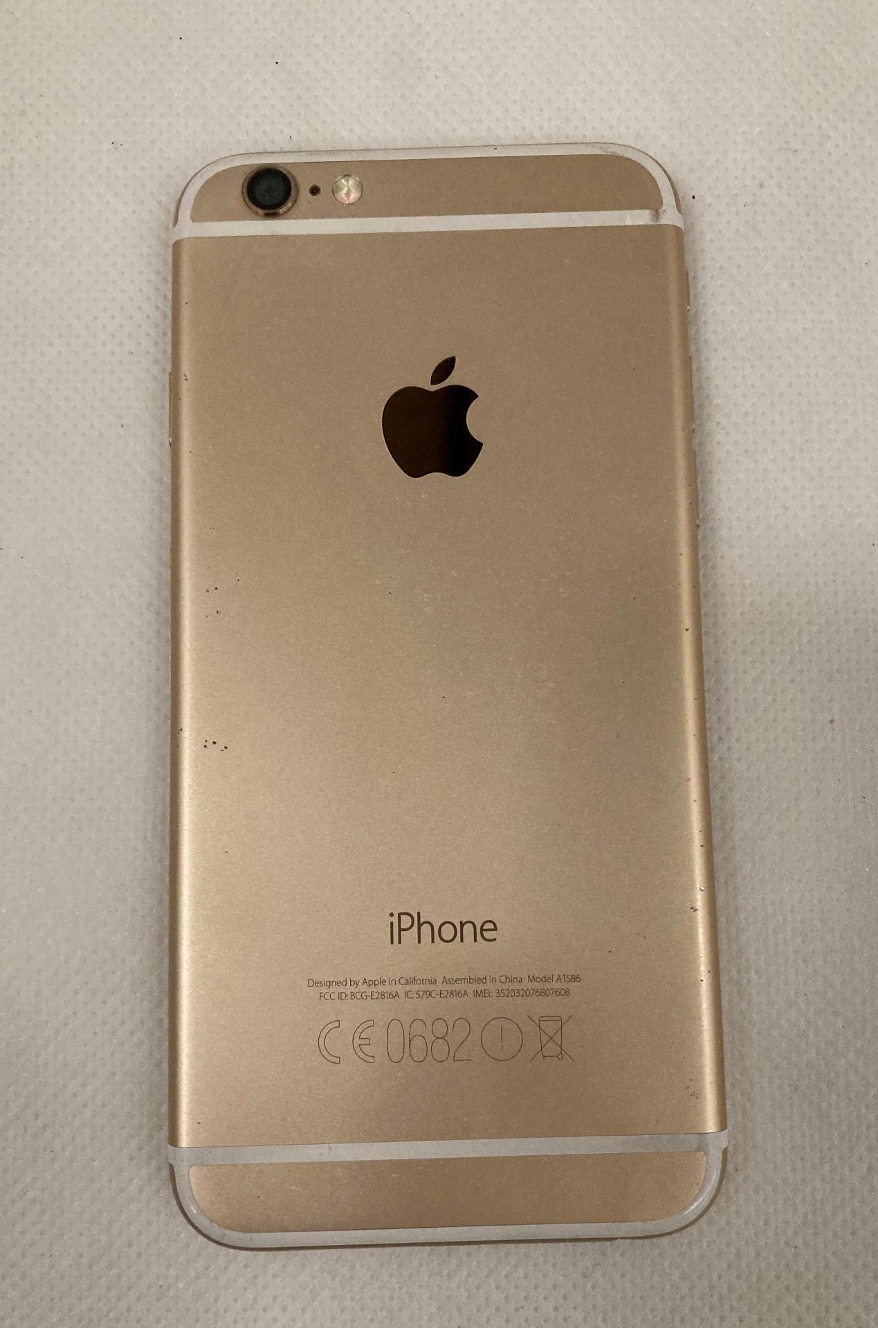 iPhone 6 model: A1586 - white and rose gold - few small marks to rear of case - phone has been - Image 2 of 3