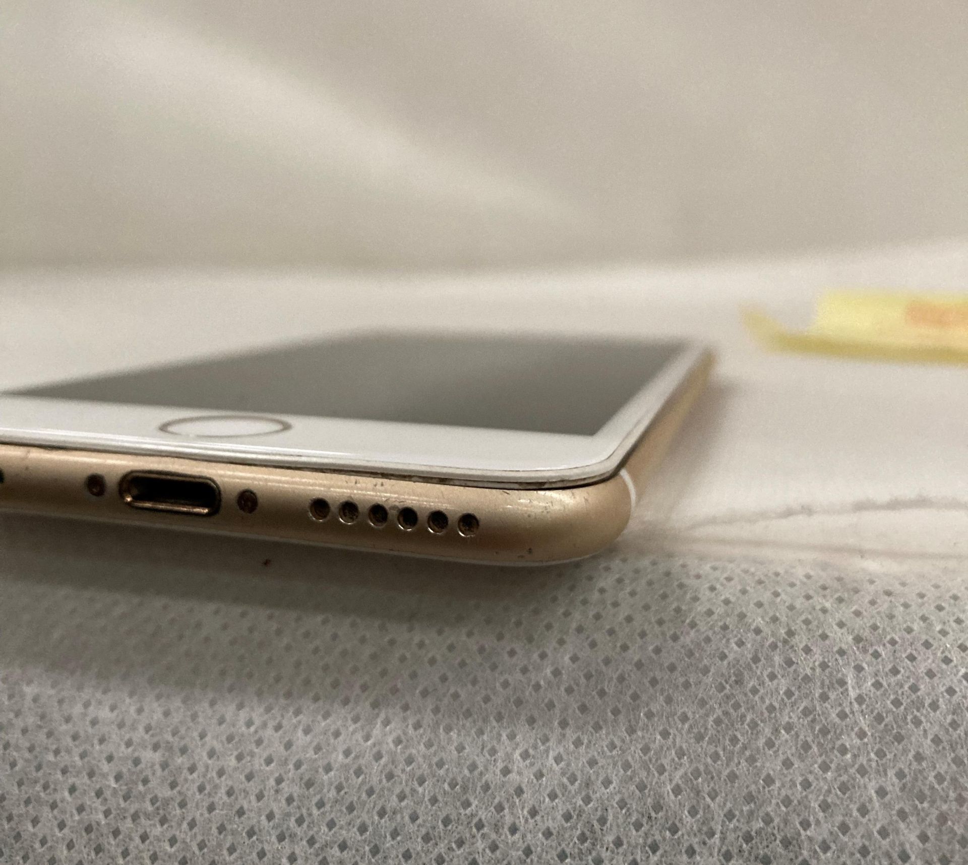 iPhone 6 model: A1586 - white and rose gold - few small marks to rear of case - phone has been - Image 3 of 3