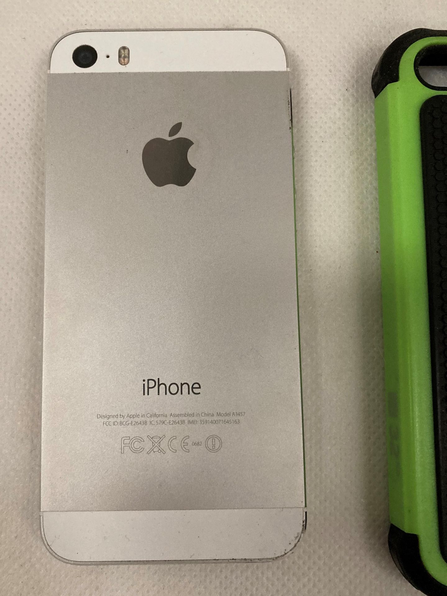 iPhone 5S model A1457 - white and silver - chip and crack to outer screen only - including case - - Image 2 of 3