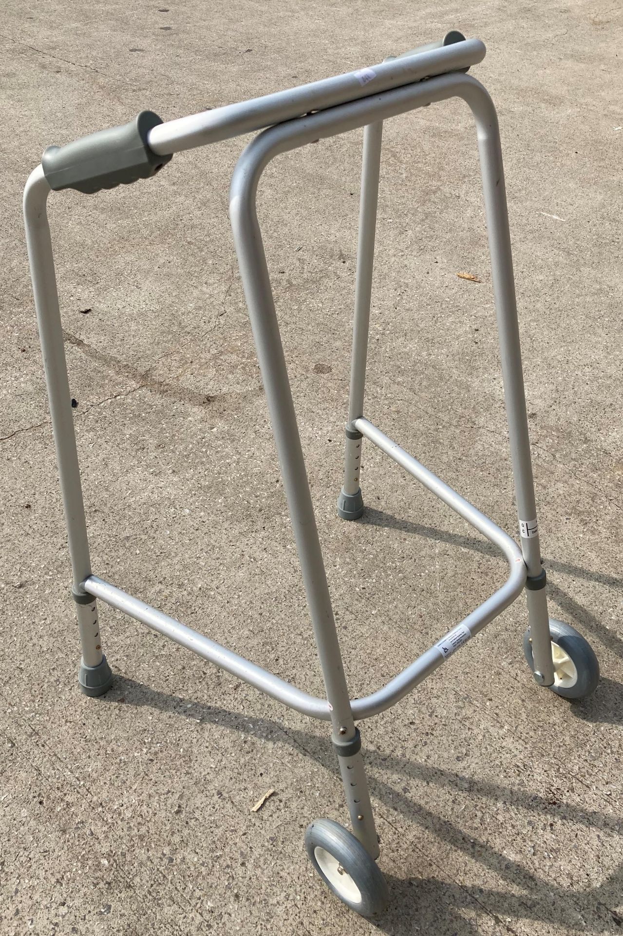 An aluminium height adjustable walking frame (Middle of warehouse)