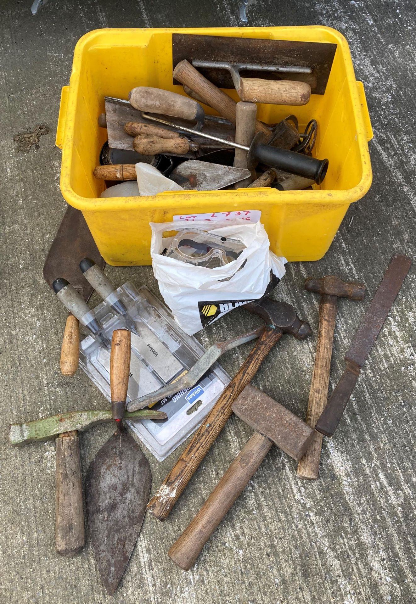 Quantity of various building tools