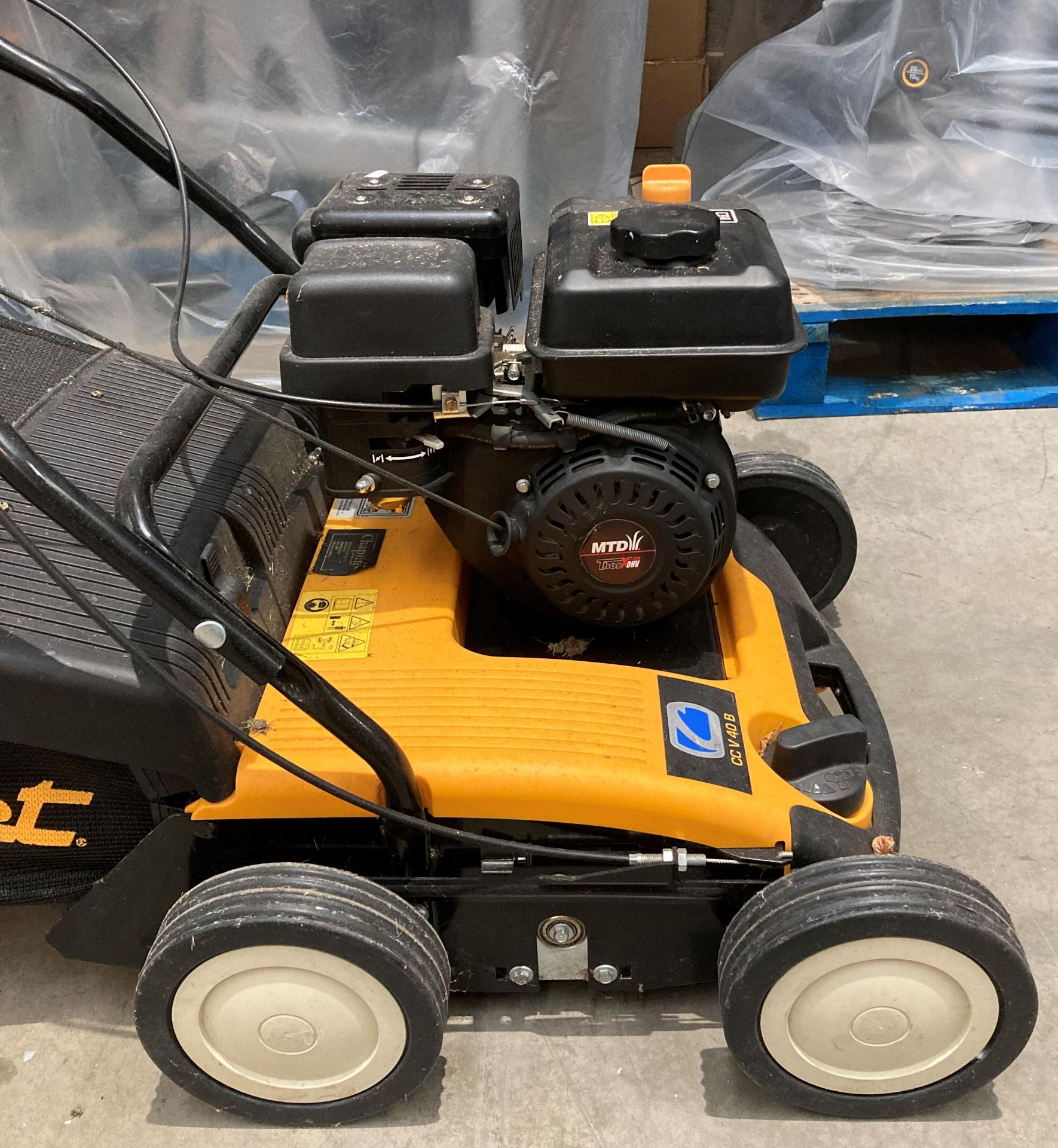 MTD Cub Cadet CC V40B petrol verticutter and scarifier powered by a Throx 250hv (U03, - Image 4 of 4