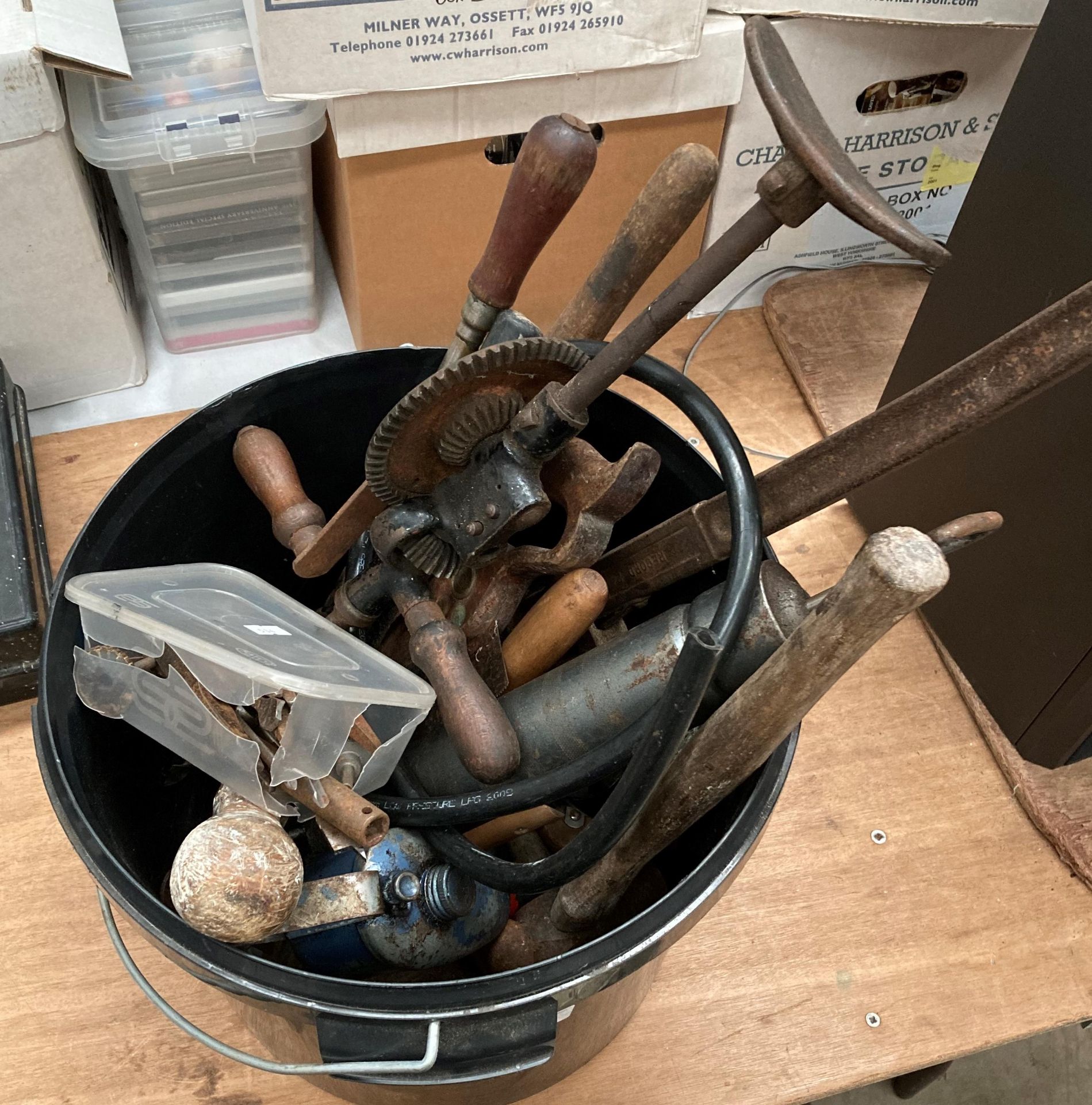 Contents to bucket - assorted hand tools etc (2)