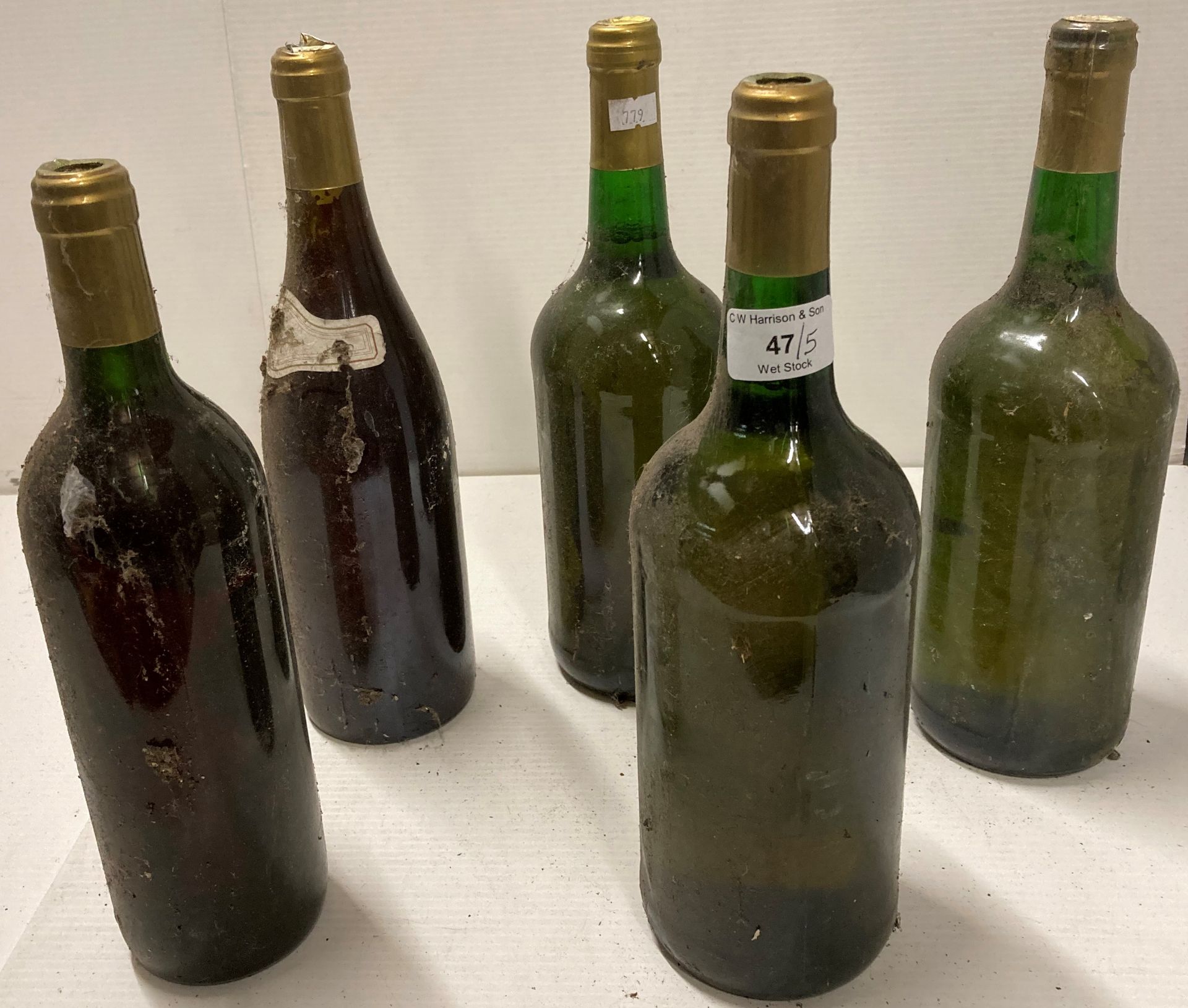 5 x bottles of unlabelled wine (sold as seen - not for consumption) (AA06)