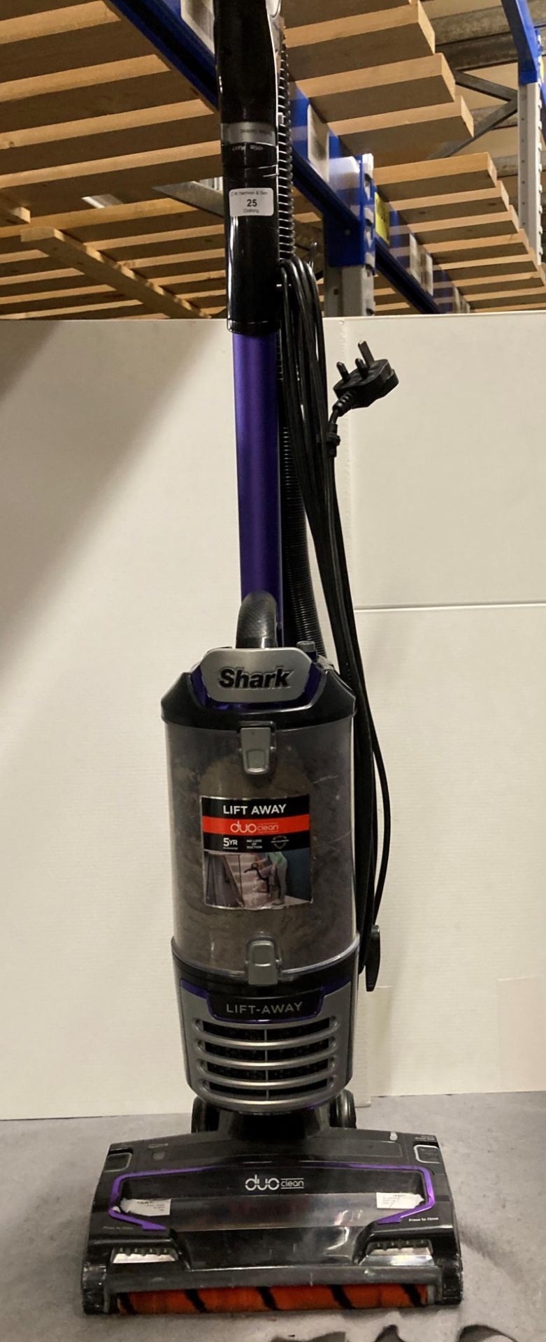 Shark MV700 UK 31 vacuum *Please note the final purchase price is subject to 20% VAT on the hammer