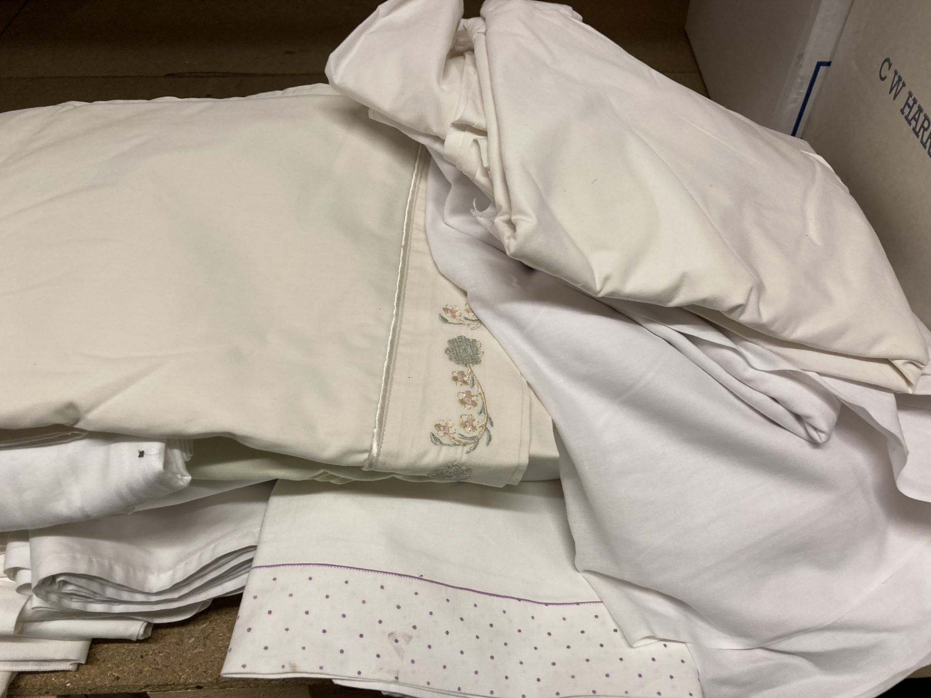 Contents to part of rack - a large quantity of mainly white linen tablecloths/bedding - Image 2 of 3