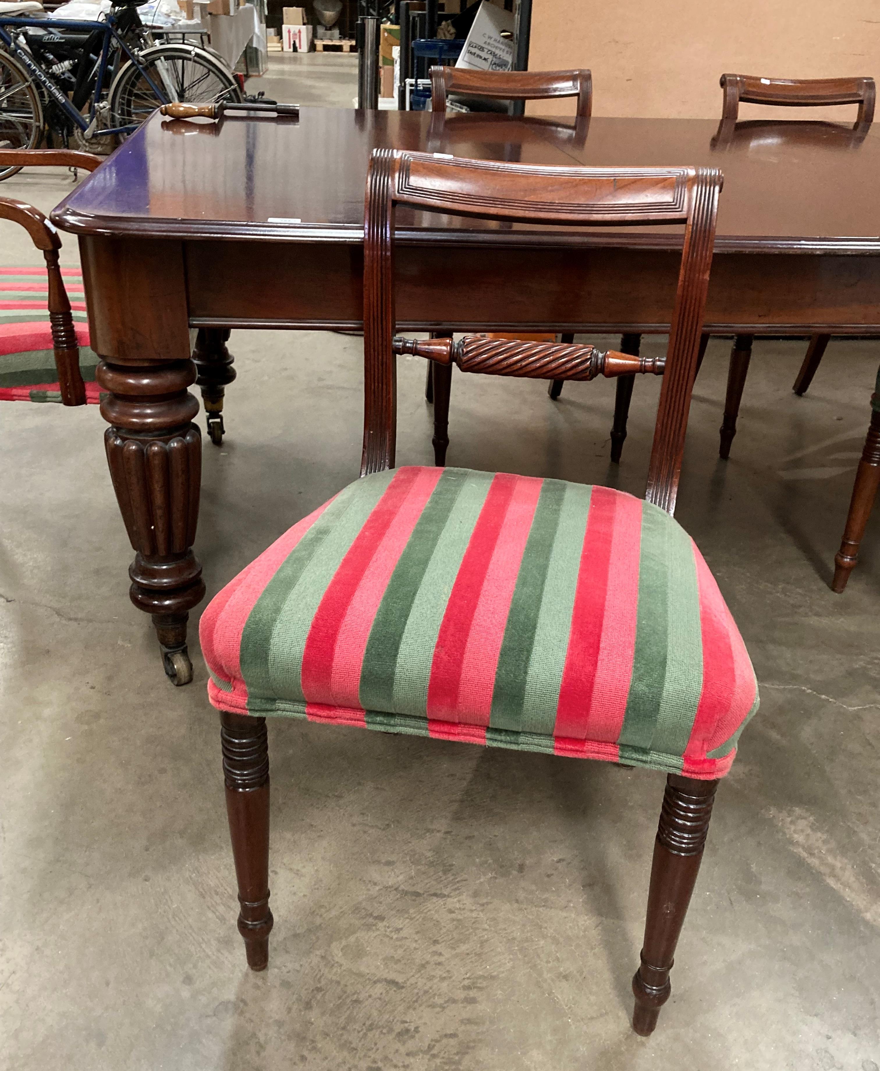 A Victorian mahogany extending dining table with two extra leaves on turned shaped legs - Image 2 of 14