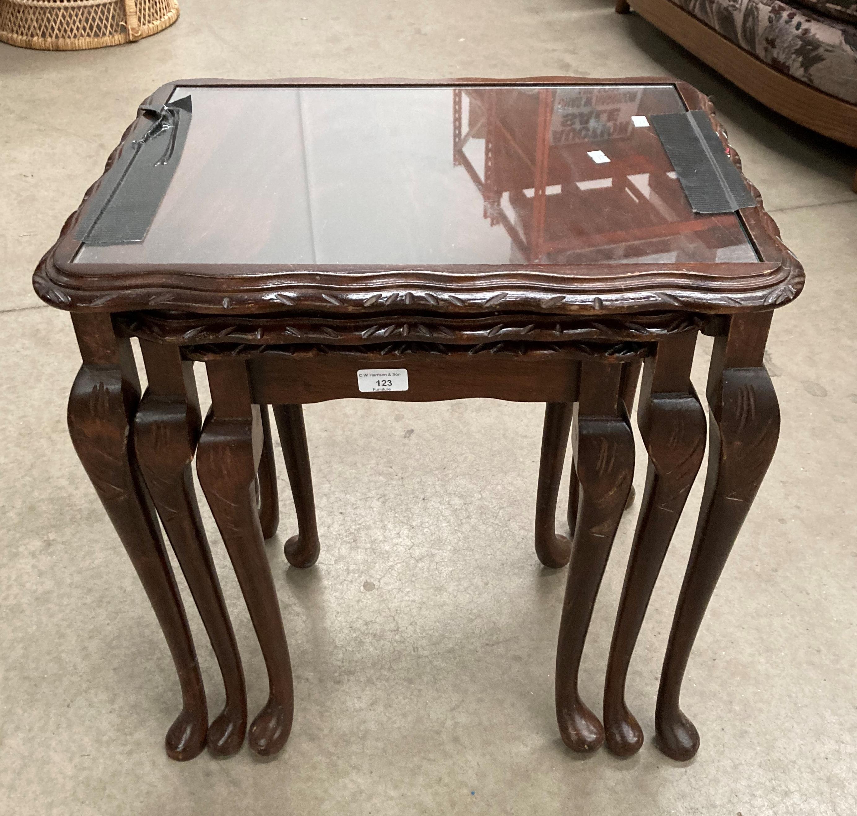 A nest of three mahogany coffee tables with glass inset tops - Image 2 of 2